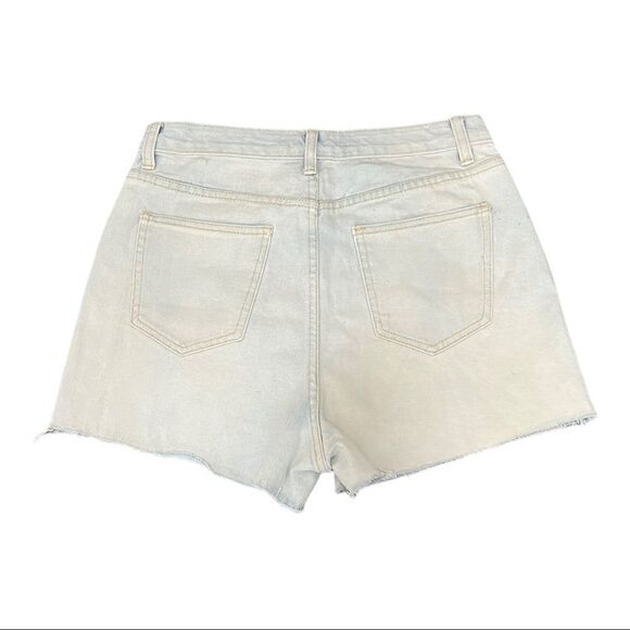 PrettyLittleThing Bleach Wash Raw Hem Hot Pants - Picture 4 of 8